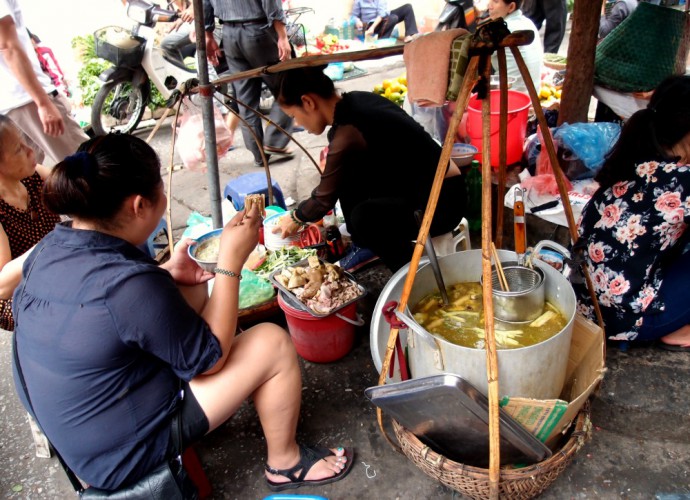 hanoi street food market